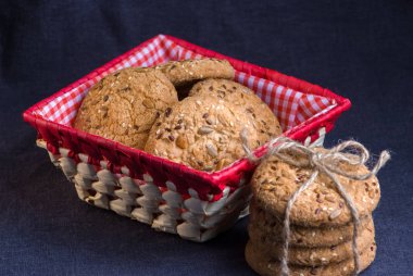 Tuzlu kurabiye yığını susam, ayçiçeği şeyl tahtada ve iki coockis ile serpilir