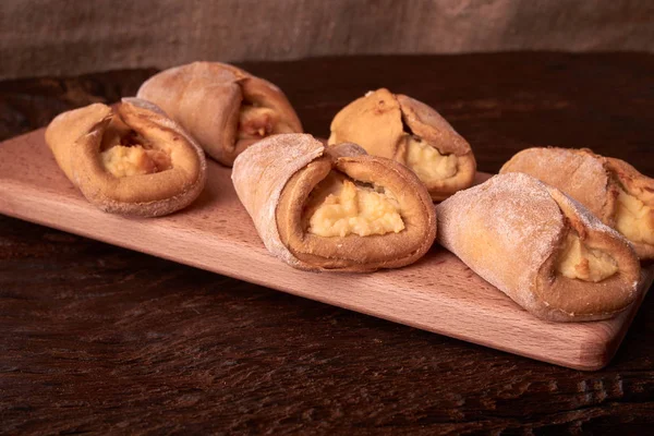 Süzme peynir - sochnik ahşap masa ile tanımlama. Klasik renkleri.