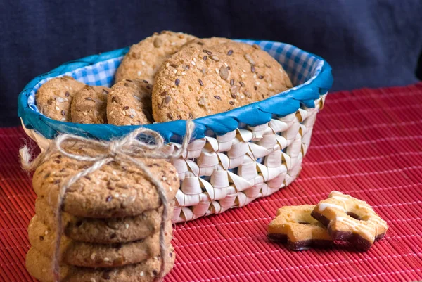 Tuzlu kurabiye üzerinde bir ahşap masa ve çuval bezi arka plan ayçiçeği susam serpilir