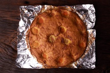 folyo maddeler tarçın, abricot, yumurta, un, süt ve şeker ile kayısı pasta pişmiş. Gıda fotoğraf