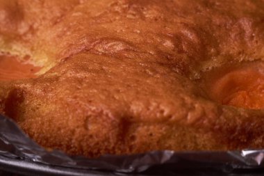 Ahşap masa arka plan üzerine kayısı ile tart