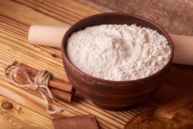 kayısı pasta ve bir kase un ve diğer malzemeler ahşap tablo