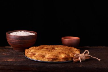 Bir koyu ahşap masa Amerikan kayısı pasta, malzemeler ve araçlar