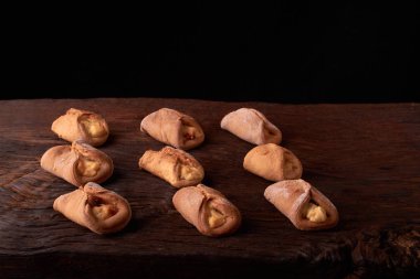 Fırın cheesecakes süzme peynir ile. ahşap masa pişirme kızarır. tatlı ve lezzetli kurabiye