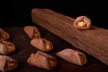 pasta Hamur Mayaları süzme peynir pişirme ahşap bir masa üzerine gelen süzme peynir ile. Küçük işletme ekmek kavramı