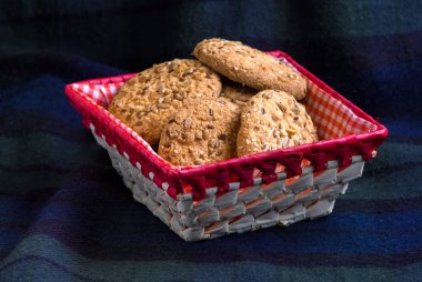 Tuzlu kurabiye üzerinde bir ahşap masa ve çuval bezi arka plan ayçiçeği susam serpilir