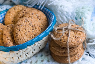 Tuzlu kurabiye susam, ekose üzerinde ayçiçeği serpilir