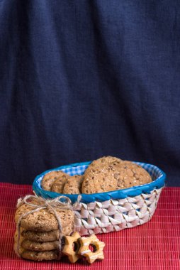 Tuzlu kurabiye üzerinde bir ahşap masa ve çuval bezi arka plan ayçiçeği susam serpilir