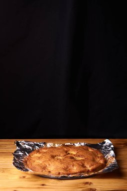 Folyo ahşap bir masa üzerinde pişmiş kayısı