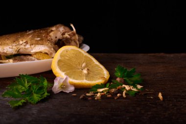 limon dilimleri, baharat ve fırın tepsisine, taze biberiye ile lezzetli kavrulmuş sazan balık yukarıdan görüntülemek