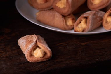 pasta Hamur Mayaları süzme peynir pişirme ahşap bir masa üzerine gelen süzme peynir ile. Küçük işletme ekmek kavramı