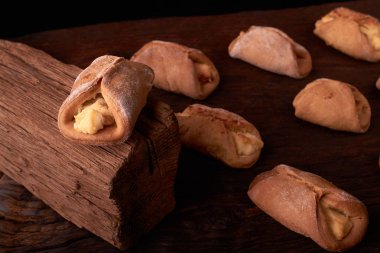 Fırın cheesecakes süzme peynir ile. ahşap masa pişirme kızarır. tatlı ve lezzetli kurabiye