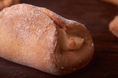 Fırın cheesecakes süzme peynir ile. ahşap masa pişirme kızarır. tatlı ve lezzetli kurabiye