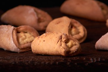 Fırın cheesecakes süzme peynir ile. ahşap masa pişirme kızarır. tatlı ve lezzetli kurabiye