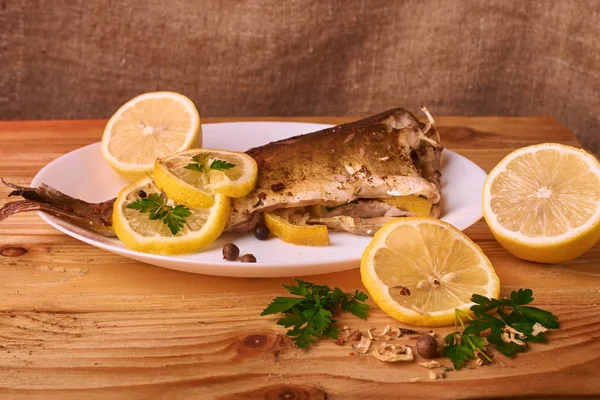 Peixe Grelhado Com Ervas Limão Sobre Fundo Madeira Vista Superior — Fotografia de Stock