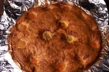 Folyo ahşap bir masa üzerinde pişmiş kayısı