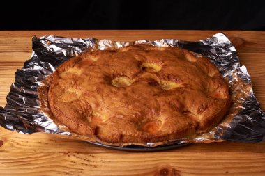 Folyo ahşap bir masa üzerinde pişmiş kayısı