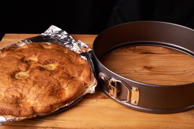 kayısı kek koyu ahşap arka plan üzerinde. renklendirme