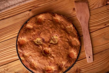 Kayısı kek ya da pasta ahşap bir kürek ile