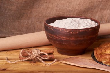 kayısı pasta ve bir kase un ve diğer malzemeler ahşap tablo