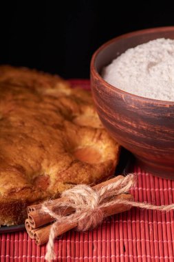 Bir koyu ahşap masa Amerikan kayısı pasta, malzemeler ve araçlar