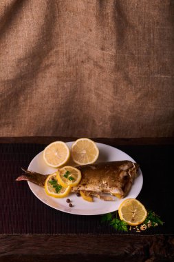 Sulu limon, sarımsak ve tuz tarafı kaplı iştah açıcı Fırında Balık