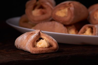 Süzme peynir - sochnik ahşap masa ile tanımlama. Klasik renkleri.