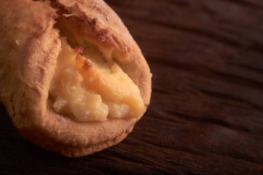 pasta Hamur Mayaları süzme peynir pişirme ahşap bir masa üzerine gelen süzme peynir ile. Küçük işletme ekmek kavramı