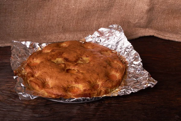 Ahşap masa arka plan üzerine kayısı ile tart