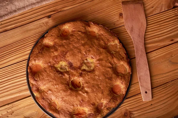 Kayısı kek ya da pasta ahşap bir kürek ile