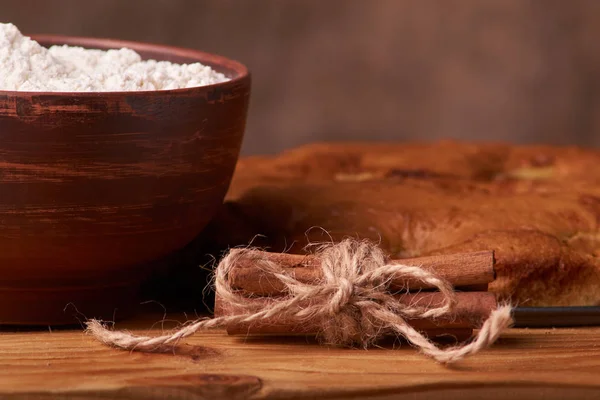 kayısı pasta ve bir kase un ve diğer malzemeler ahşap tablo