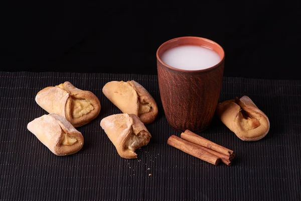 Ev yapımı kekler kahverengi ahşap masa üzerinde süzme peynir ile. Studio fotoğraf