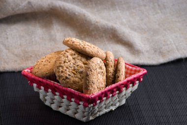 Tuzlu kurabiye üzerinde bir ahşap masa ve çuval bezi arka plan ayçiçeği susam serpilir