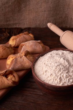 Doğrama Kurulu kase un ve oklava ile üzerinde lezzetli cottage peynir kurabiye bileşimi