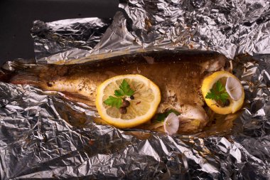 limon dilimleri, baharat ve sac, yukarıdan, yakın çekim görünümü pişirme üzerinde taze biberiye ile lezzetli kavrulmuş sazan balık