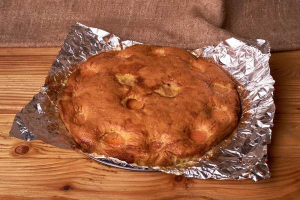 kayısı kek koyu ahşap arka plan üzerinde. beceremedim. seçici odak