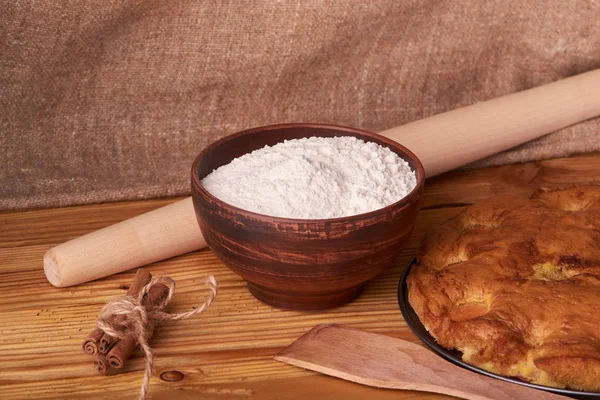 kayısı pasta ve un ve diğer malzemeler ve araçlar tablo ile bir kase