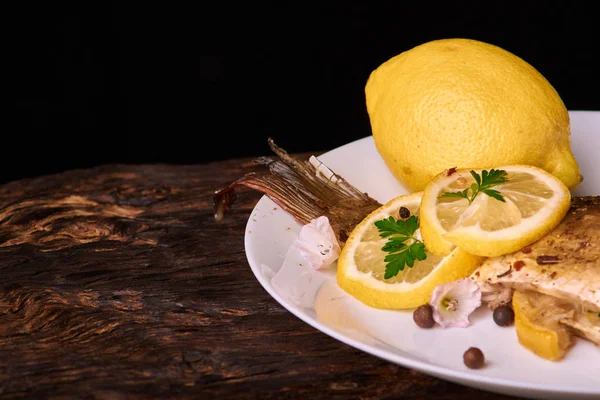 Pescado a la parrilla con hierbas y limón sobre fondo de madera. Mediterráneo concepto de mariscos de lujo — Foto de Stock