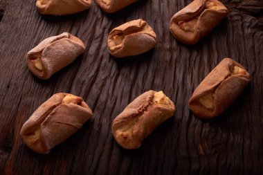 taze pasta Hamur Mayaları süzme peynir pişirme ahşap bir masa üzerine gelen süzme peynir ile. Küçük işletme ekmek kavramı