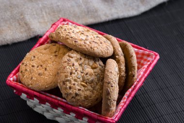 Tuzlu kurabiye tablo ve çuval bezi arka plan ayçiçeği susam serpilir
