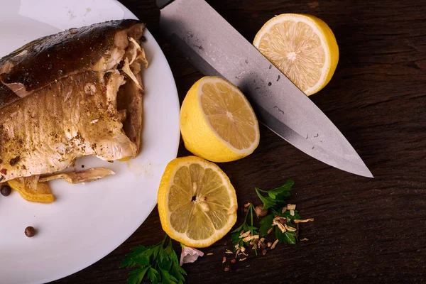 Otlar ve ahşap zemin üzerine limon ile ızgara balık. Akdeniz lüks deniz ürünleri kavramı