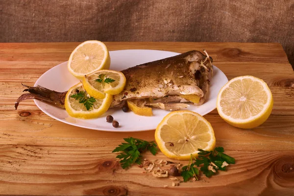 A fából készült asztal lemez sült ponty hal dorado petrezselyem, metélőhagyma és a citrom. Élelmiszer-egészségügyi koncepció — Stock Fotó