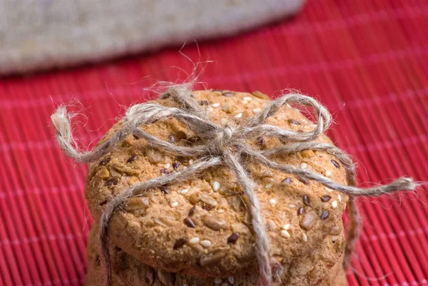 Susam ve ayçiçeği tohumu masada kurabiye. Sağlıklı beslenme