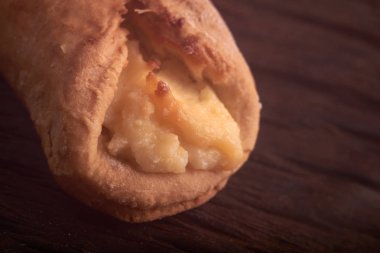 Fırın cheesecakes süzme peynir ile. ahşap masa pişirme kızarır. tatlı ve lezzetli kurabiye