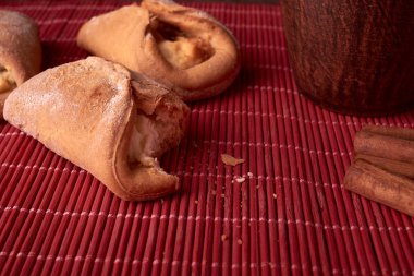 Süzme peynir kurabiye parçaya nibbled. ahşap masa pişirme kızarır. tatlı ve lezzetli kurabiye