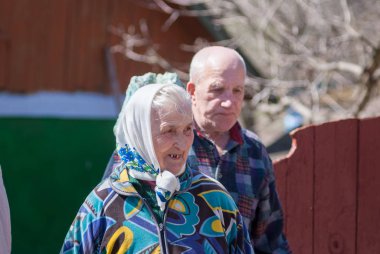 Ukrayna, kamyanets-podilsky - 11 Nisan 2018: tanımlanamayan yaşlı adam ve kadın evlerinin fron içinde söz. Ukrayna kırsal çevre.