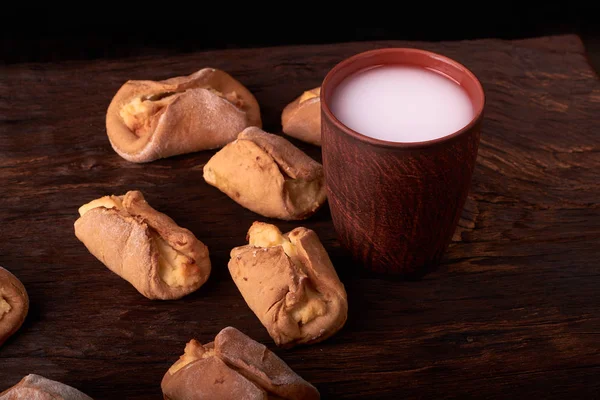 Ev yapımı kekler kahverengi ahşap masa üzerinde süzme peynir ile. Studio fotoğraf