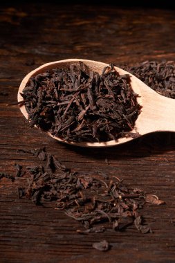 bir tahta kaşıkla gevşek çay yakın çekim üzerinde ahşap masa