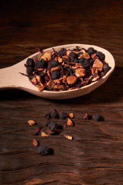 çay ve tahta kaşıklar, eski ahşap masa üzerinde doğal katkı