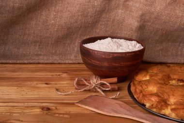 kayısı pasta ve bir kase un ve diğer malzemeler ahşap tablo